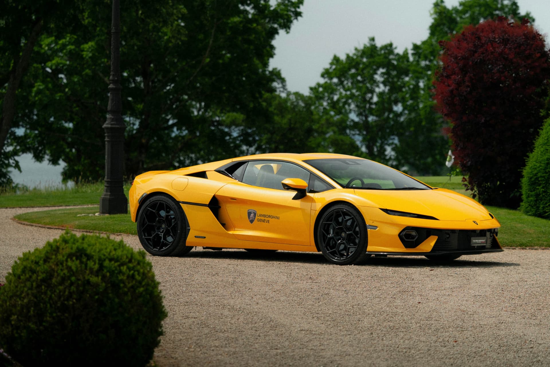 Lamborghini jaune au bord du lac
