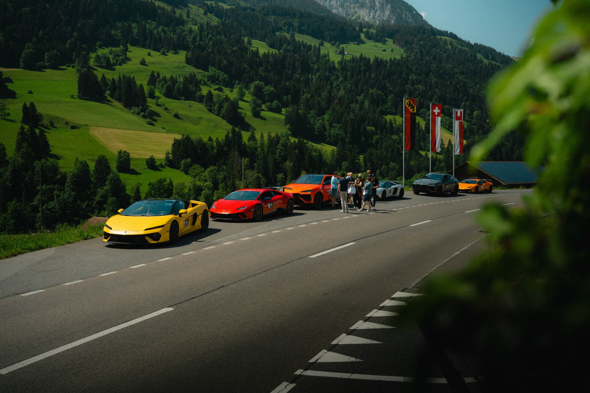 Rallye Lamborghini Genève sur une route de montagne suisse